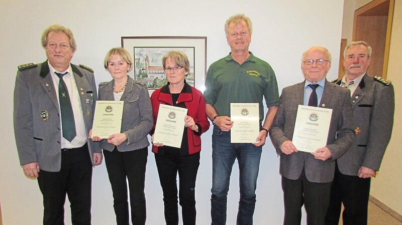 Die langjährigen Mitglieder mit Gauschützenmeister Wolfgang Frank, Schützenmeister Willi Zankl und Bürgermeister Franz Pestenhofer.