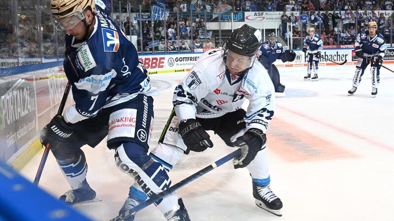 Die Straubing Tigers (rechts Mike Connolly) setzten sich knapp bei den Iserlohn Roosters durch.