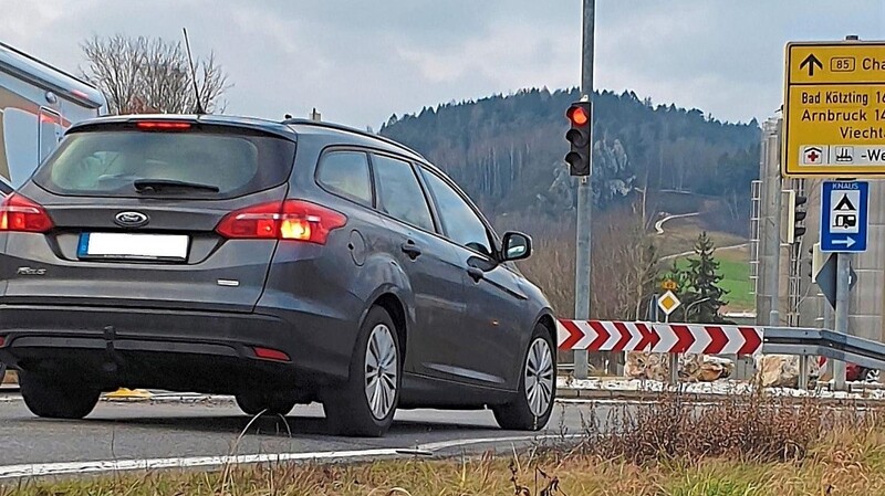 Die Ampel an der Rehau-Kreuzung erfüllt nach Meinung vieler ihren Zweck. Ausgebaut werden soll hier trotzdem. Ein größerer Eingriff in die Natur lässt sich in diesem Falle nicht vermeiden.