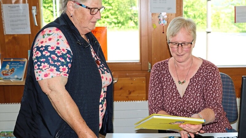 Die Bücherei als Familienbetrieb: Heidi Stiglmeier und ihre Tochter Bettina Steubl (von links) übernehmen alle anfallenden Aufgaben ehrenamtlich.