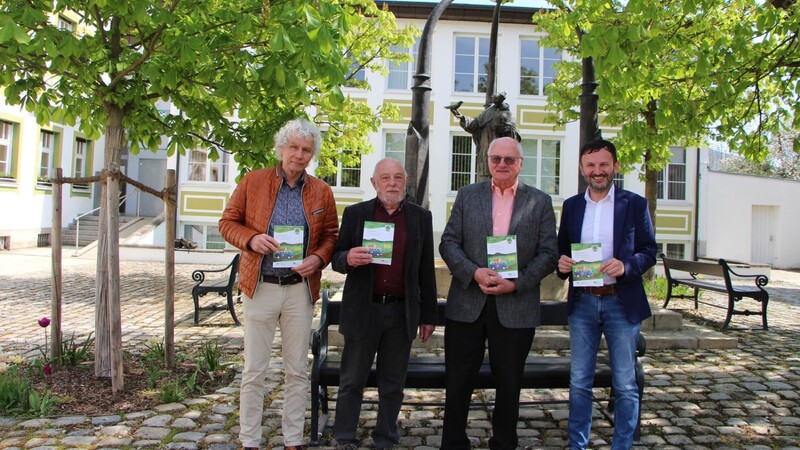 OKB-Vizepräsident Wolfgang Lippert, Kulturreferent Wolfgang Kerscher, OKB-Präsident Volker Liedtke und Bürgermeister Markus Hofmann (v.l.) freuen sich auf die Oberpfälzer Kulturtage in Bad Kötzting.