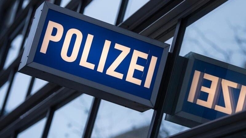 Der Schriftzug "Polizei" ist auf einem Schild zu sehen. Foto: Boris Roessler/dpa/Archiv