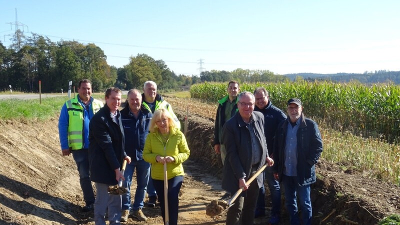 Beim Spatenstich (vorne v.l.): Robert Bayerstorfer, Bereichsleiter Straßenbau am Staatlichen Bauamt Landshut, Adlkofens Bürgermeisterin Rosa-Maria Maurer und Niederaichbachs Bürgermeister Josef Klaus.