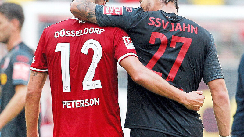 Schiedlich-friedlich mit einem 1:1 trennen sich der Jahn Regensburg und Fortuna Düsseldorf am Samstag in der Merkur-Spiel-Arena. Mit diesem Ergebnis scheinen auch der Düsseldorfer Kristoffer Peterson (l.) und der Regensburger Joel Zwarts ganz gut leben zu können: Sie verlassen den Platz nach der Partie Arm in Arm.