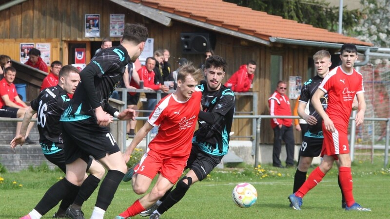 Der VfB Straubing (schwarze Trikots) hat auswärts beim SV Neukirchen b. Hl. Blut gewonnen.