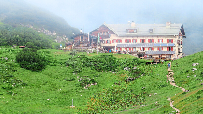 Das Kärlingerhaus ist eines der fünf großen Schutzhäuser, die die Alpenvereinssektion Berchtesgaden betreibt.