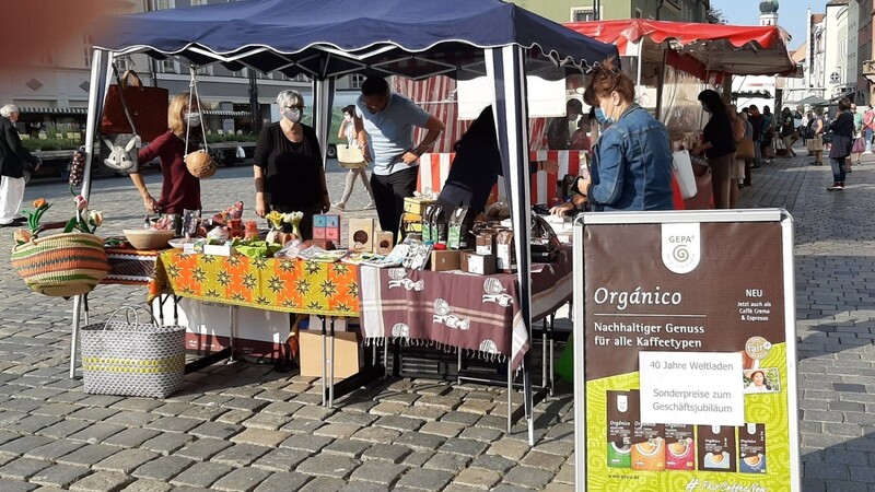 Am Weltladentag, 8. Mai, 9 bis 14 Uhr organisiert die Steuerungsgruppe Fairtrade-Stadt Straubing einen Stand mit Lebensmitteln aus dem Weltladen auf dem Theresienplatz. Das Foto zeigt den Stand anlässlich der fairen Woche im September 2020.