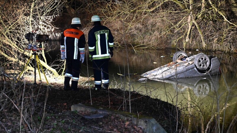 Bei Eberspoint ist ein Auto samt Insassen in die Vils gestürzt. Einsatzkräfte mussten das Fahrzeug später bergen.