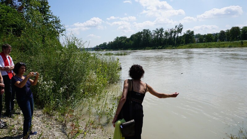 Die Anwesenden übergaben Trauer und Wünsche den Strömungen der Isar.