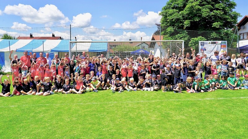 Viele fußballkickende Minis hatten ihrer sportlichen Spaß und bekamen am Ende ihre verdienten Pokale aus den Händen von Armin Hrubey (l.), Christian Schwarz (3.v.l.), Markus Pannermayr (5.v.l.), Dr. Albert Solleder (6.v.l.) Stadtpfarrer Dieter Zinecker (7.v.l.) und Lienhard Huber (8.v.l.).