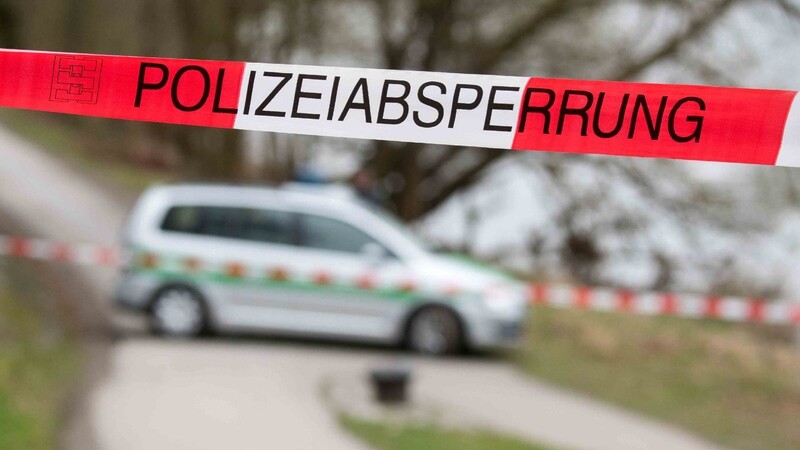 Ihren Sonntagsspaziergang hatte sich eine Frau aus dem Landkreis Freising gestern sicher anders vorgestellt. Sie hatte in der Nähe des Amper-Kanals bei Zolling (Kreis Freising) eine Leiche entdeckt. (Symbolbild)