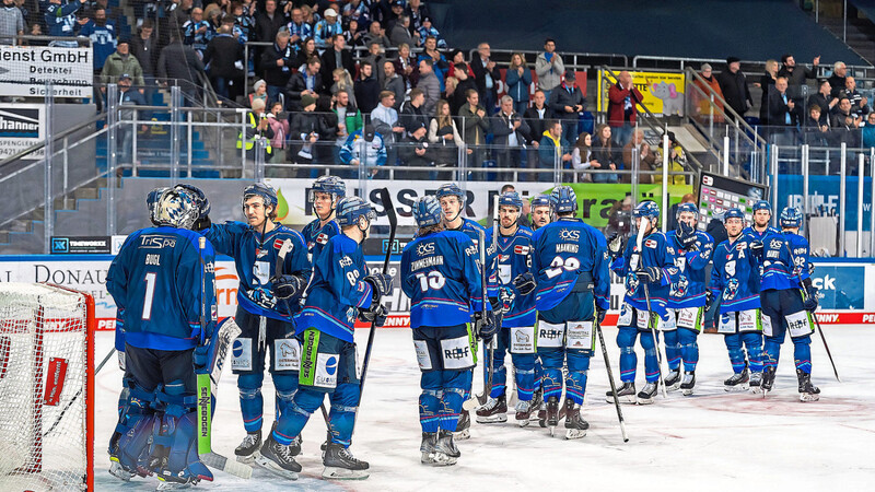 Der erste Weg nach der Schlusssirene im Spiel gegen Augsburg am Mittwochabend führt die Spieler der Tigers zu Goalie Florian Bugl (l.). Der dürfte auch am Freitag in München im Tor stehen.