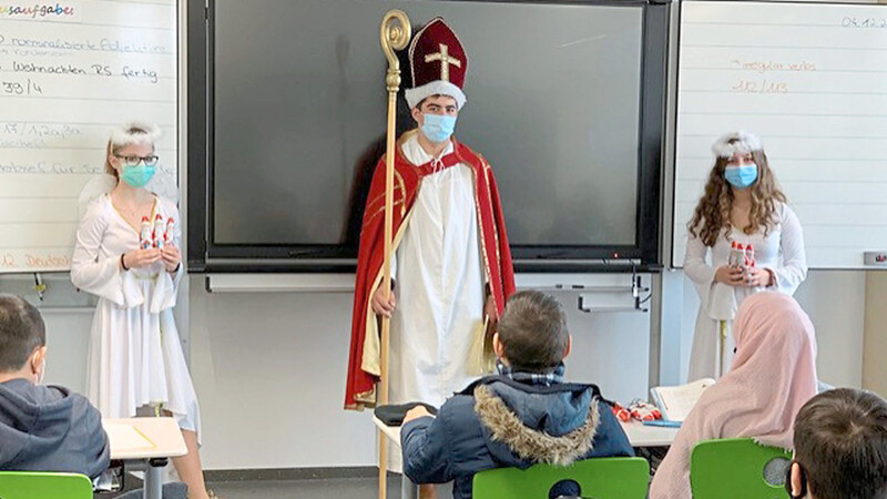 Die Schülersprecher der Mittelschule waren als Nikolaus und Engerl unterwegs und verteilten in den Klassen Fairtrade-Nikoläuse aus Schokolade.