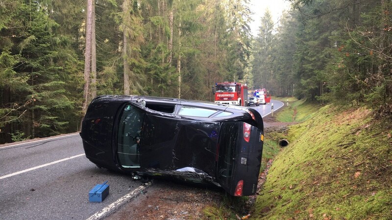 Das Fahrzeug blieb auf der Seite liegen.