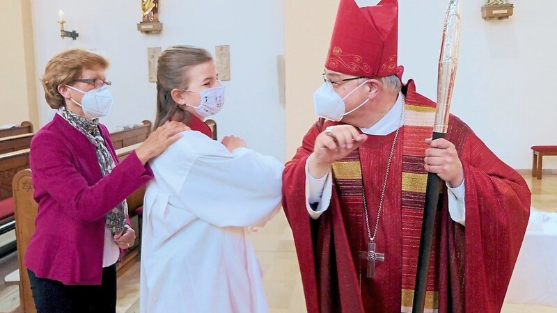 Auch aktive Ministrantinnen wurden gefirmt und Abt Hermann Josef tauschte mit allen Firmlingen - wie hier beim 9 Uhr Gottesdienst am Freitag - den Ellbogen-Gruß beim "Der Friede sei mit dir" aus.