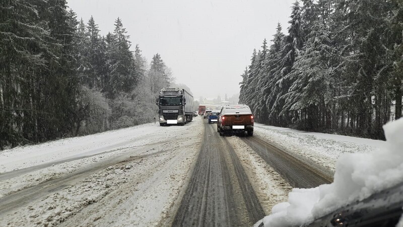 Am so genannten Unsbacher erschweren Schnee und Glätte am Donnerstagmorgen Lkw- und Autofahrern das Vorankommen. 