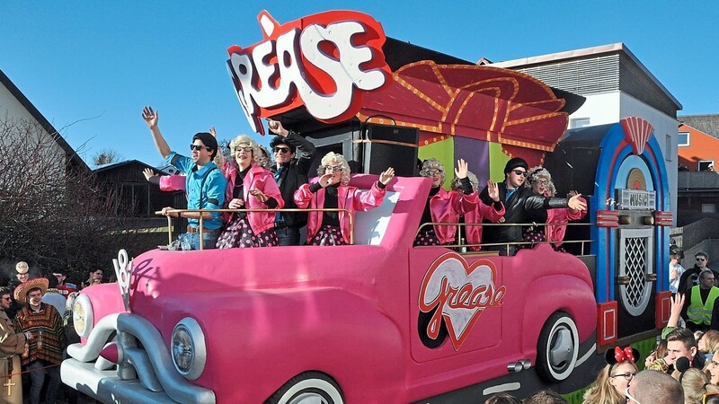 Mit dem aufwendigsten Motivwagen "Grease" fuhren die Faschingsfreunde Leitenhausen vor.