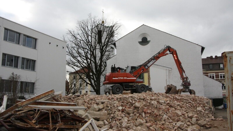 Ein Projekt der Christuskirche: An Stelle des ehemaligen Pfarramts an der Pestalozzistraße entstehen sieben Sozialwohnungen für rund 30 Menschen mit Fluchthintergrund.