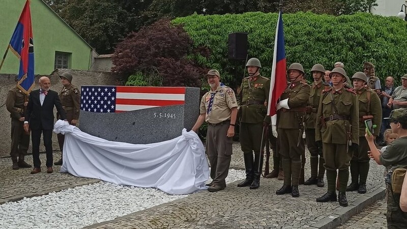 Feierliche Enthüllung des Befreiungs-Denkmals durch Bürgermeister Zdenek Novák und des Kulturattachés der amerikanischen Botschaft, Erick W. Black. Vorne rechts mit Mütze Toni Scheubeck.