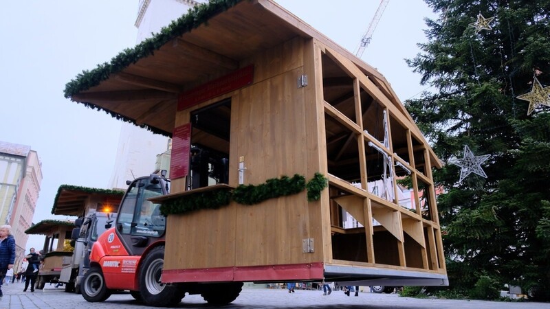 Zwei Tage lang, von Dienstag an, sind die Hütten für den Christkindlmarkt aufgebaut worden.