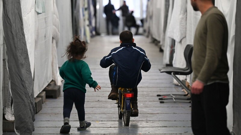 Kinder spielen im Zelt einer provisorischen Flüchtlingsunterkunft im hessischen Bensheim.