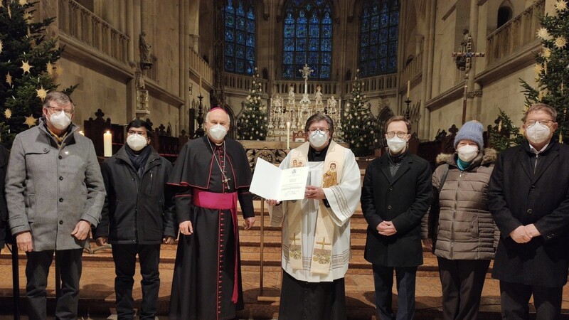 Vertreter aus Pfeffenhausen begleiteten Pfarrer Günter Müller zur Ernennung durch Bischof Dr. Rudolf Voderholzer: Kirchenpfleger Josef Hyronimus, Kaplan Kanikyam Arva, Bürgermeister Florian Hölzl, Haushälterin Magdalena Hagelauer und Pfarrgemeinderatssprecher Reinhold Resch (v.l.).