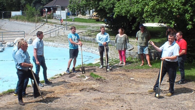 Claus Schmitt (2. v. r.) von der Firma "Wasserwerk" erklärte beim offiziellen Spatenstich die bevorstehenden Arbeiten.