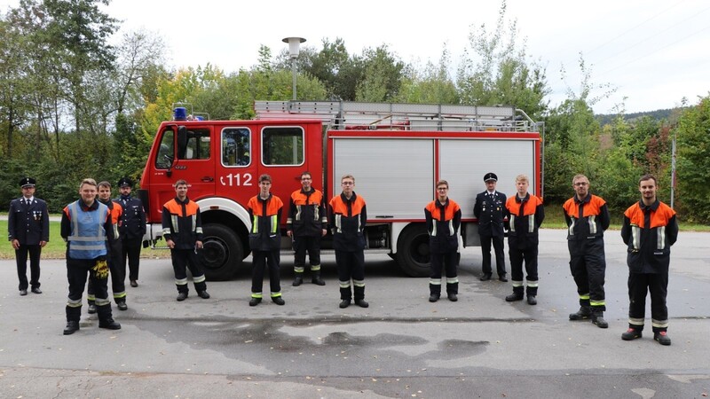 Die 79. Löschgruppe der FF Blaibach, mit im Bild das Schiedsrichtergespann sowie Kommandant Thomas Raab (7. von li.)