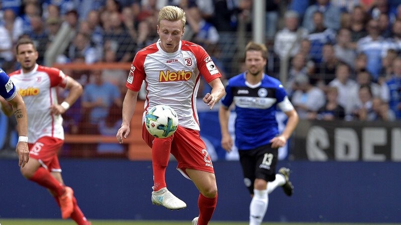 Joshua Mees, Leihgabe von 1899 Hoffenheim, kam gegen Arminia Bielefeld zu seinem ersten Pflichtspieleinsatz für den SSV Jahn Regensburg.