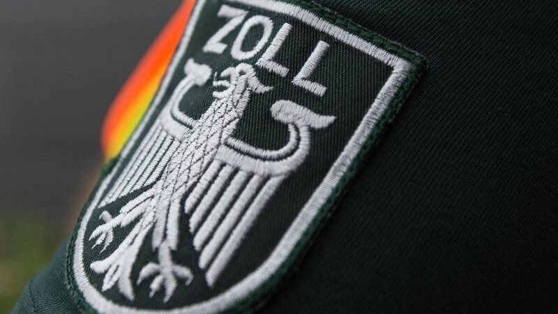 Das Wappen des Zolls ist am Ärmel eines Zollbeamten zu sehen.