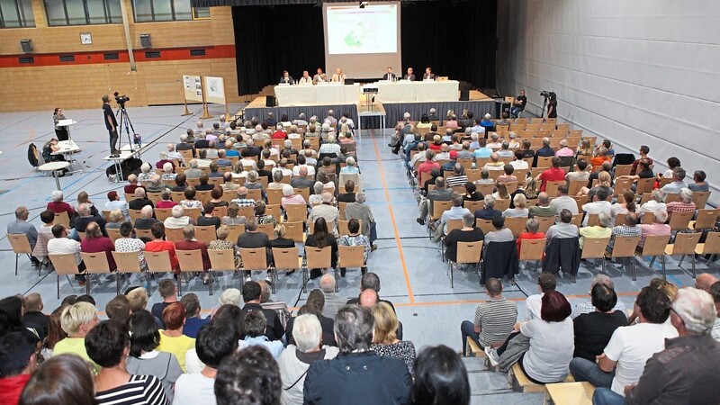 Rund 450 Bürger waren zur Informationsveranstaltung in die Mehrzweckhalle Laabertal gekommen und verfolgten die Ausführungen der Fachleute auf dem Podium.