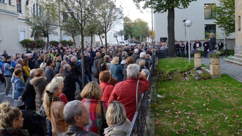 Kurzfristig war die Lichterkette organisiert worden, dem Aufruf folgten knapp 400 Straubinger am Freitagabend vor die Synagoge.