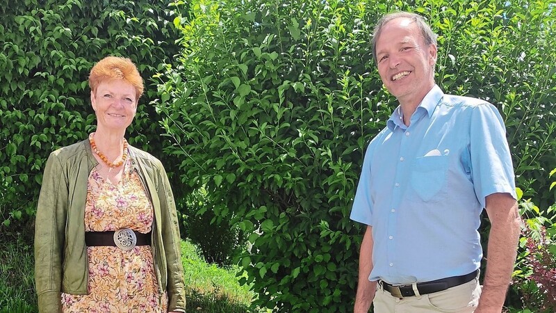 Amtsübergabe im Grünen: Monika Deubzer ist neue Chefin des Amtes für Ernährung, Landwirtschaft und Forsten Abensberg-Landshut, ihr Vorgänger Reinhard Menzel wechselt als Behördenleiter nach Erding.