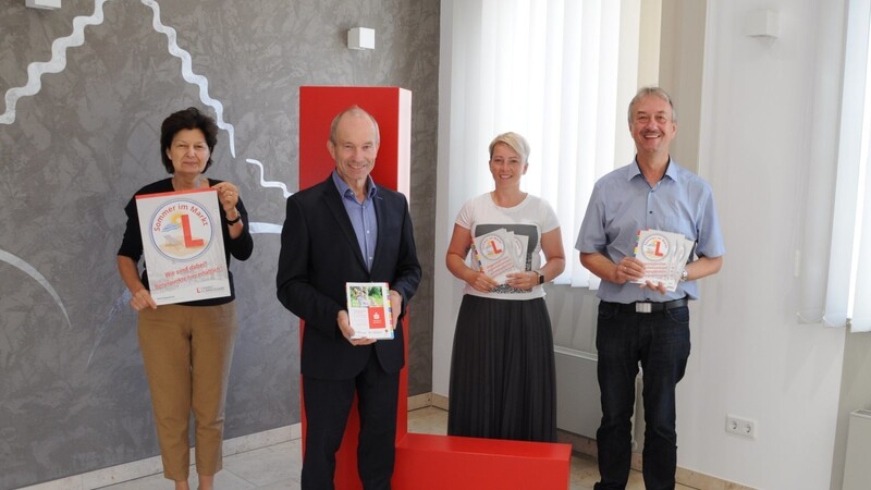 Bürgermeister Herbert Blascheck (rechts) stellt gemeinsam mit Assistentin Marina Doblinger (2. v.r.), Brigitte Kempny-Graf für das Team Soziale Stadt-MGH und Siegfried Hutterer, Leiter des Sponsors Sparkassen-Finanzzentrum Langquaid, das neue Programmheft vor.