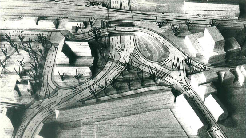 Die Vision von Stadtplaner Egon Stoiber aus dem Jahr 1977: eine siebenspurige Landshuter Straße, am Jahnplatz fährt man zweistöckig. Wo heute das AOK-Gebäude steht, wäre man von Westen kommend auf den Highway zum Bahnhof aufgefahren. Daraus wurde nichts.