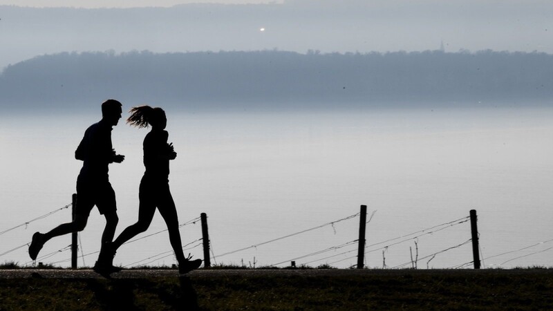 Zwei Jogger - natürlich coronakonform aus einem Haushalt - unterwegs in der Natur. Dazu ist auch beim Gäubodenlauf der Lions am kommenden Wochenende Gelegenheit.