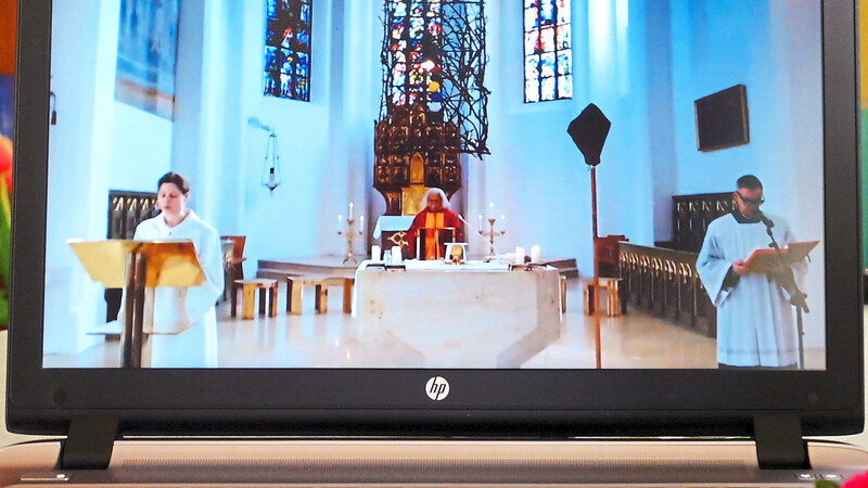 Obwohl Stadtpfarrer Peter König in der leeren Pfarrkirche seine Predigt zum Palmsonntag hält, hält er natürlich zu den Ministranten den notwendigen Abstand.