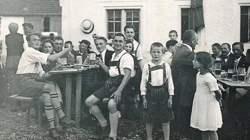 Beim Leitl-Wirt in Oberframmering in den 1930er Jahren.