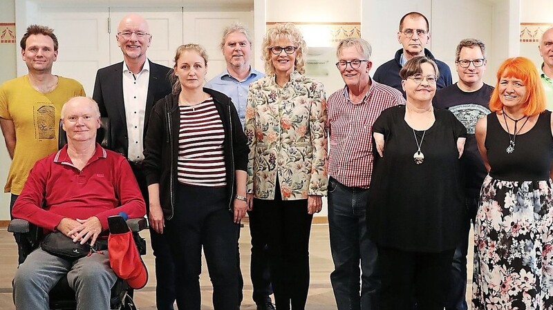 Mitglieder des neuen Behindertenbeirats zusammen mit (von links) Carolin Völkner, Behindertenbeauftragte der Stadt Landshut, Patrick Stooss, Jörg Zäch, Oberbürgermeister Alexander Putz, Mirjam Krebs, Markus Scheuermann, Monika Voland-Kleemann, Hans-Peter Brunnhuber, Stephan Geiner, Ulrike Schleifenbaum, Markus Holzer, Katja Kellermeyer, Gerd Aufleger, Cornelia Stenzel.