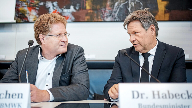 Bundeswirtschaftsminister Robert Habeck (r.) und sein Staatssekretär Patrick Graichen haben sich gemeinsam den Fragen der Abgeordneten von zwei Ausschüssen gestellt.