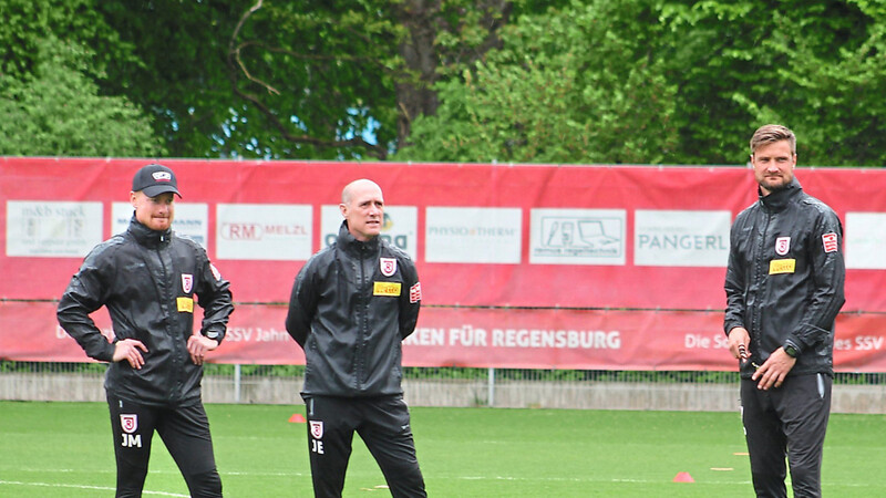 Joe Enochs (Mitte) mit den Co-Trainern Jonas Maier (links) und Markus Palionis.