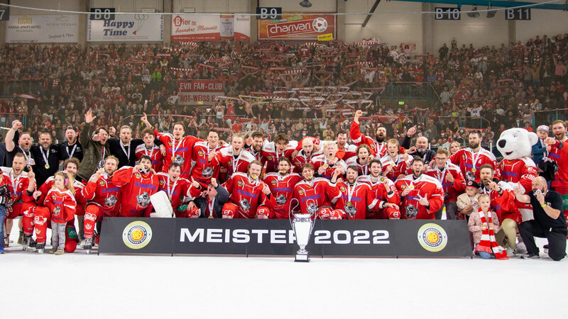 Eine Einheit: Die Eisbären posieren nach der gewonnenen Oberliga-Meisterschaft auf der Eisfläche vor ihrer Fankurve.