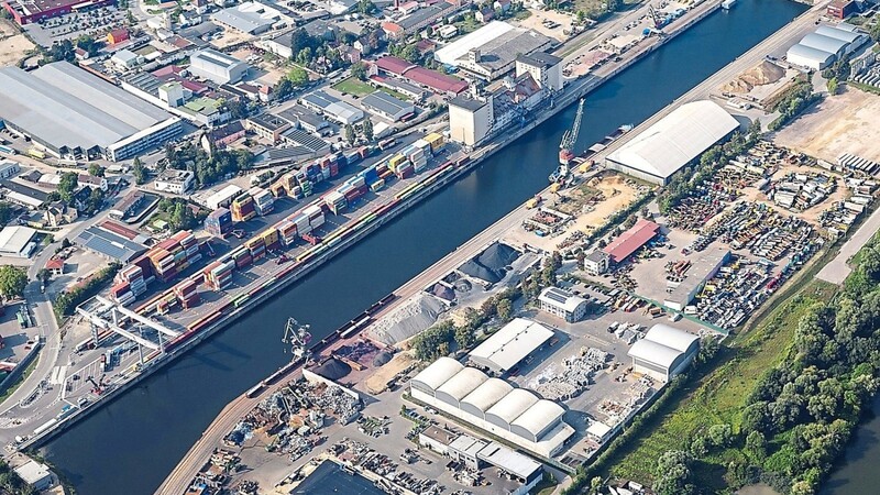 Durch den Ausbau des Container-Terminals (Bildmitte) im Bayernhafen Regensburg wurde der "Kombinierte Verkehr" deutlich gestärkt.