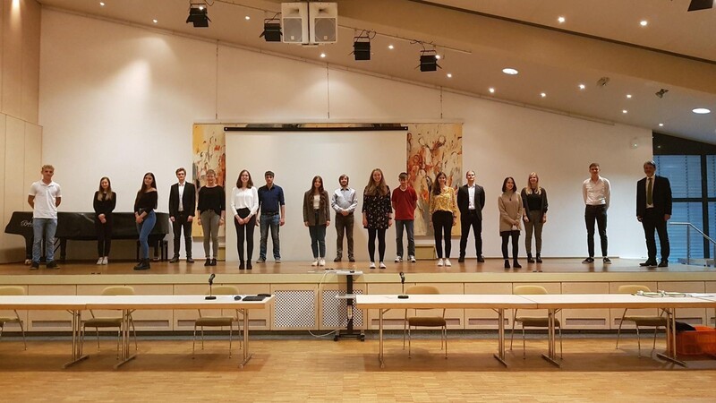 Bürgermeister Sandro Bauer (rechts) ehrte die besten Absolventen im Rahmen einer Feierstunde im ATT.