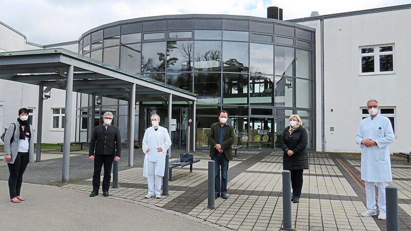 Hilfe für Post-Covid-Patienten (v. l.): Birgit Birner und Klaus Baumann von der Selbsthilfegruppe, Thomas Schmalenberger (Leiter Nachsorgezentrum), Professor Thomas Loew (Uniklinikum Regensburg), MdL Sylvia Stierstorfer und Klinikleiter Professor Michael Pfeifer