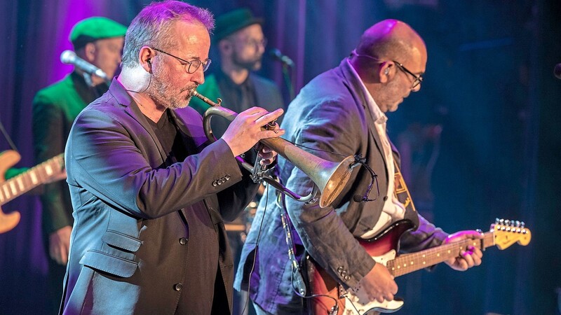 Stefan Lang (links) mit Hannes Ringlstetter auf der Bühne.