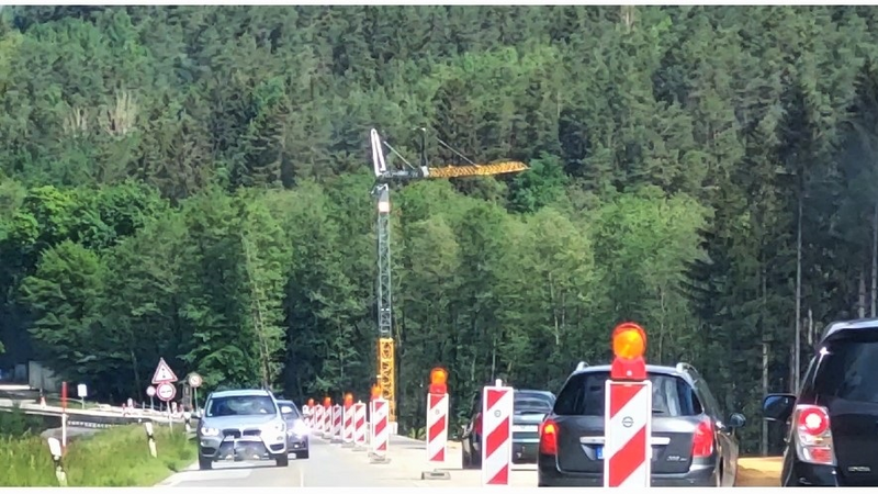 Wieder kommen Fahrzeuge entgegen. Dabei ist die B 85 ab Ayrhof Richtung Viechtach offiziell nur einspurig befahrbar.