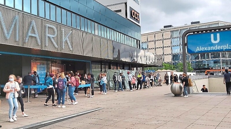 Die größte Warteschlange wegen begrenzter Besucherzahl bildete sich vor dem Primark am Alexanderplatz.