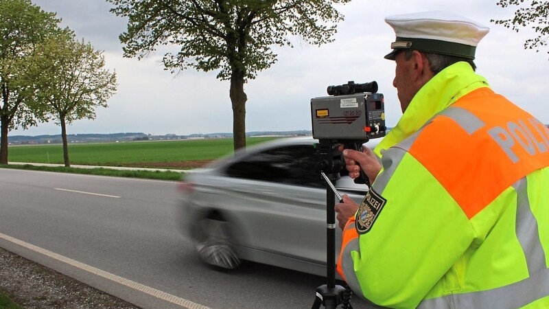 Auf der B20 hat die Polizei einen Tiefflieger geblitzt.