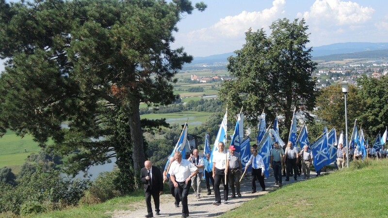 Mit ihren Bannern voran zogen die MMC-Pilger durch Bogen hinauf auf den Bogenberg.